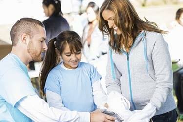 family_volunteering_together_for_blog.jpg