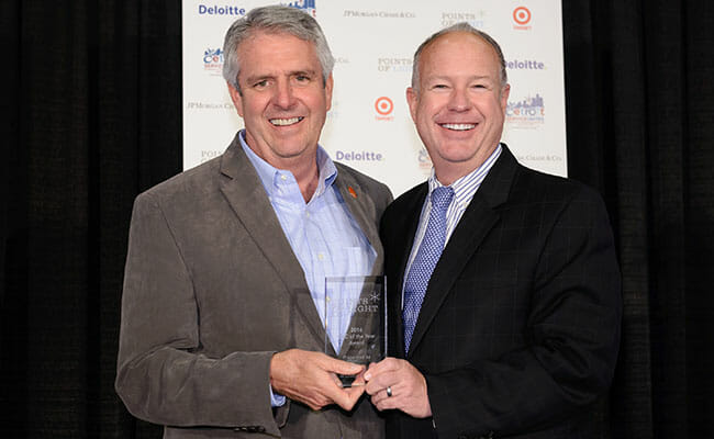 Points of Light Board Member Jeff Hoffman presents Corporate Volunteer Council of the Year Award to OneOC CEO Dan McQuaid, who accepted on behalf of The Corporate Volunteer Council of Orange County.
