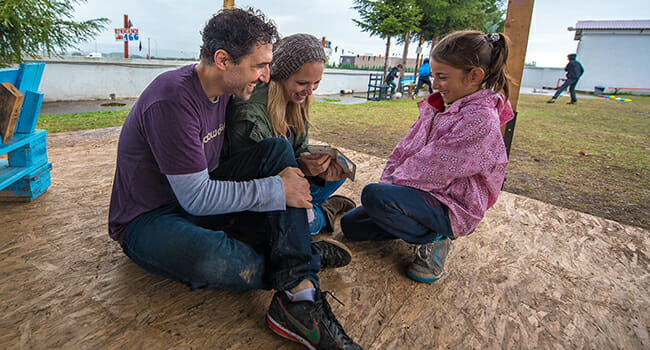 Ethan Zohn and Lisa Heywood Zohn connect with a young girl living in a refugee camp in Vasilika, Greece.
