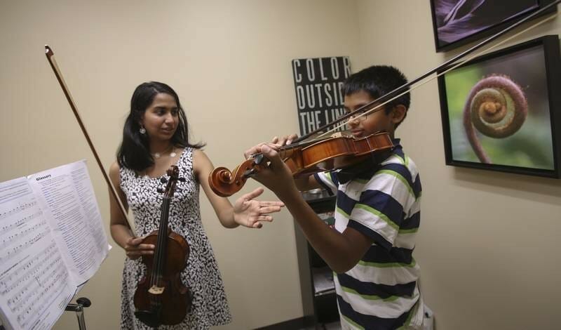 Abinaya Ramakrishnan teaching violin to a Muzik Academy student./Courtesy Abinaya Ramakrishnan