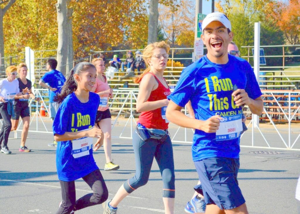 Luis runs and encourages youth during the Philadelphia Rothman Race 8K./Courtesy Luis Gaitan