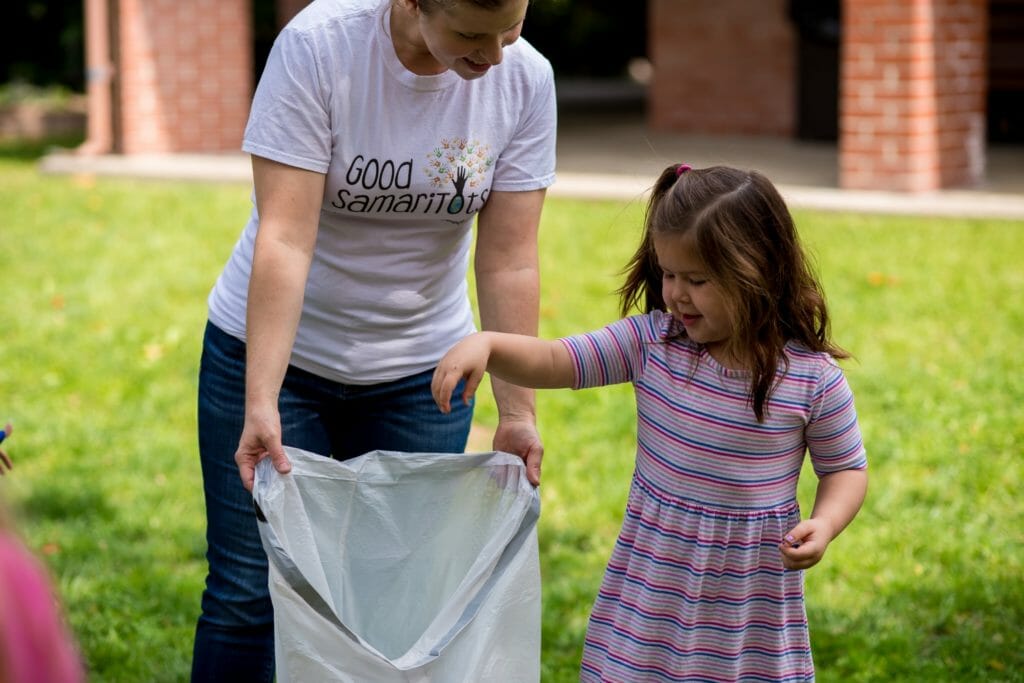 Kelly and a Good SamariTots participant help clean up a park./Courtesy Kelly Kwan