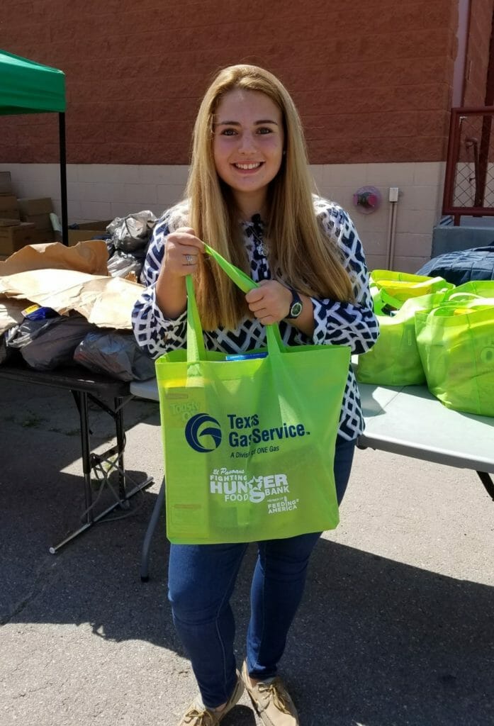 Eleanor Schoenbrun at her first food pantry event at Zavala Elementary School where she and volunteers passed out bags of food to community members./ Courtesy Eleanor Schoenbrun 