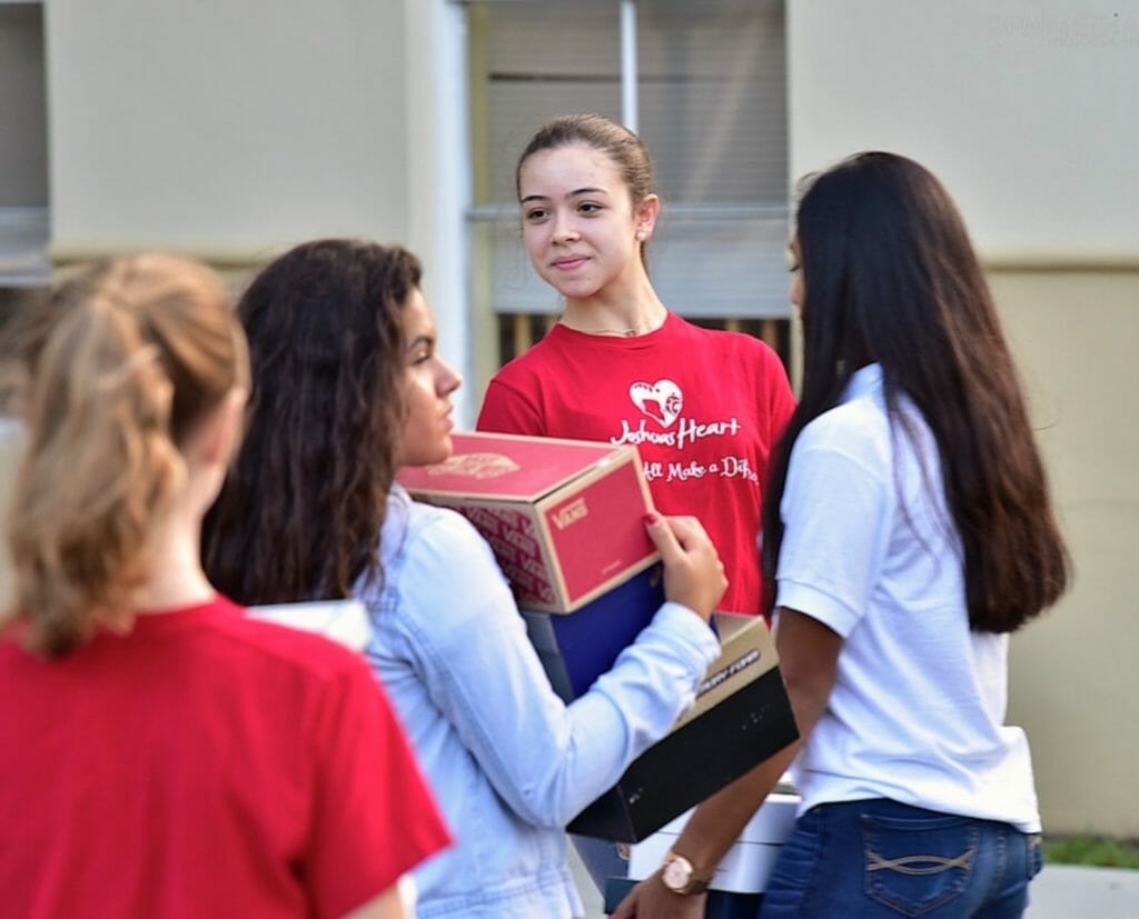 Emily Sanudo distributes hygiene kits and food to the homeless community in Miami./ Courtesy Emily Sanudo