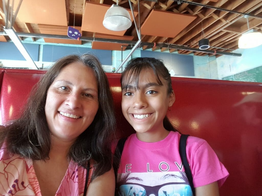 Juana Gómez (left) and her mentee having lunch before one of their outings./Courtesy Juana Gómez