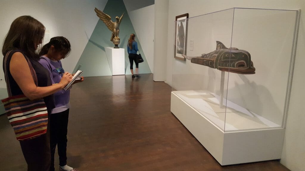 Juana Gómez and her mentee sketching at the Denver Art Museum./Courtesy Juana Gómez